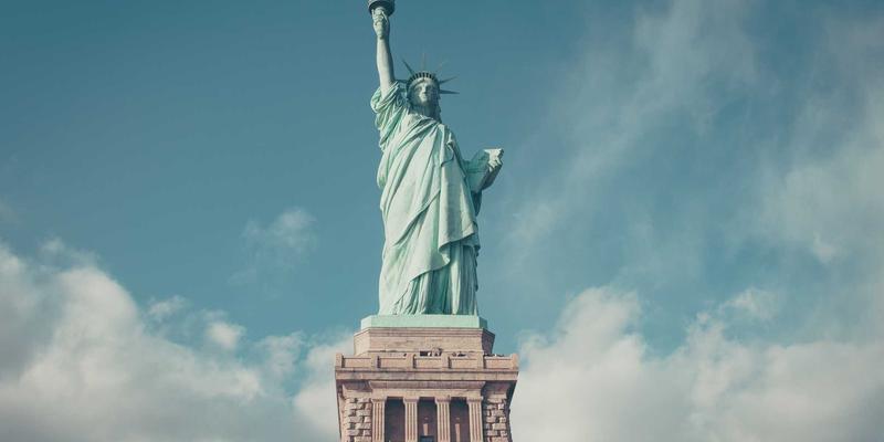 牛币网评测：揭秘主流智能投顾平台运作原理、核心优缺点与适用人群全解析